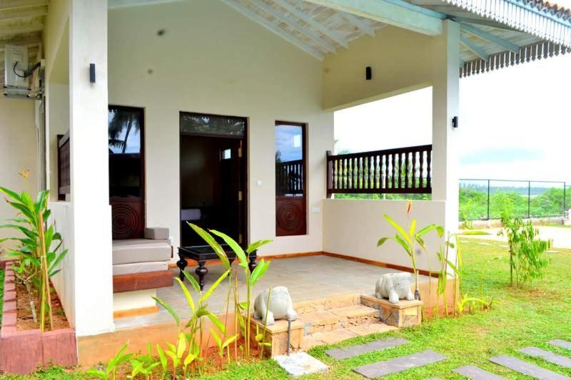 Guru Beach Resort Tangalle Bagian luar foto